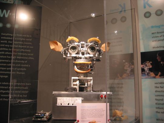 800px-Kismet_robot_at_MIT_Museum